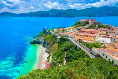 İtalya 'nın Toskana bölgesindeki Elba Adası, Portoferraio' nun Isola d 'Elba kasabası üzerindeki panoramik manzara.