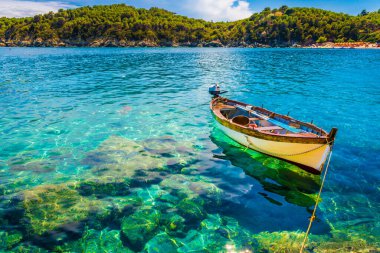 Fetovaia sahilinde tekne, Elba Adası, Toskana, İtalya.