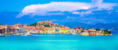 İtalya 'nın Toskana bölgesindeki Elba Adası, Portoferraio' nun Isola d 'Elba kasabası üzerindeki panoramik manzara.