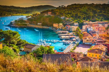 Liman ve köy üzerindeki panoramik manzara Porto Azzurro, Elba adaları, Toskana, İtalya