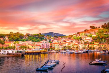 Limanda ve köyde gün batımında Porto Azzurro, Elba adaları, Toskana, İtalya.
