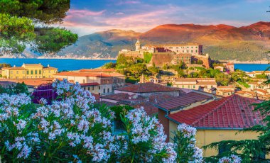 Stella Kalesi, Elba Adası, Toskana, İtalya ile eski Portoferraio şehri