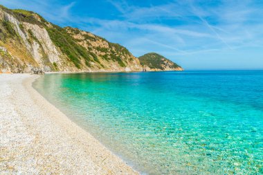 Muhteşem turkuaz suyu olan Sansone Sahili, Elba Adası, Toskana, İtalya.