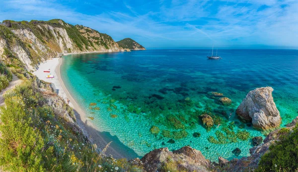 Muhteşem turkuaz suyu olan Sansone Sahili, Elba Adası, Toskana, İtalya.