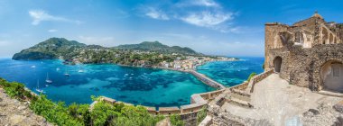 Porto Ischia ile manzara, Aragonese Kalesi, Ischia Adası, İtalya