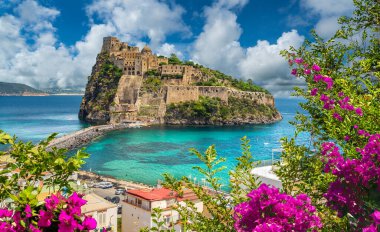 Aragonese Kalesi, Ischia Adası, İtalya ile manzara