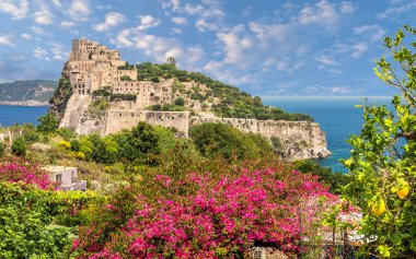 Aragonese Kalesi, Ischia Adası, İtalya ile manzara