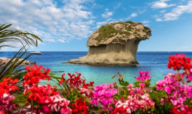 Il Fungo ile manzara Lacco Ameno, Ischia adası kıyısı, İtalya