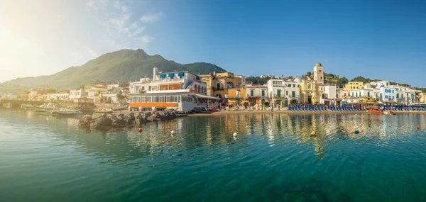 İtalya, Ischia sahilinde Lacco Ameno ile manzara