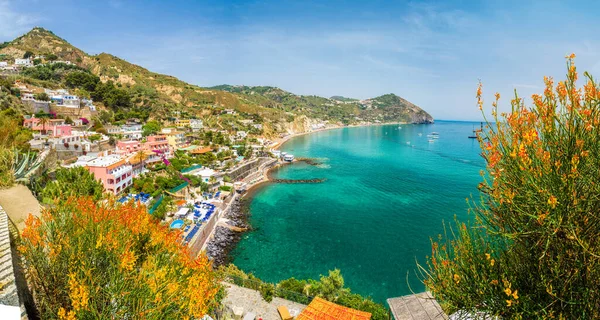 Sant Angelo köyü ve Maronti plajı ile manzara, Ischia, İtalya kıyıları
