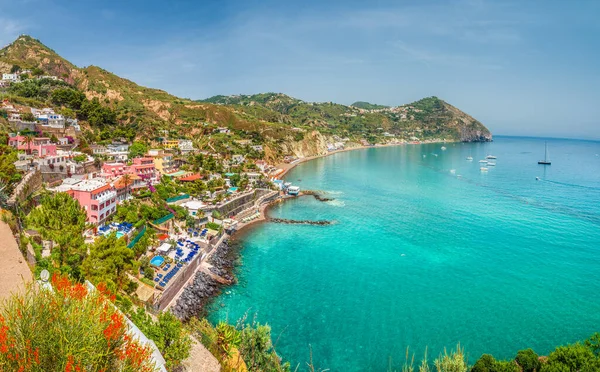 サンタンジェロ村とマロンティビーチと風景 イスキアの海岸 イタリア — ストック写真