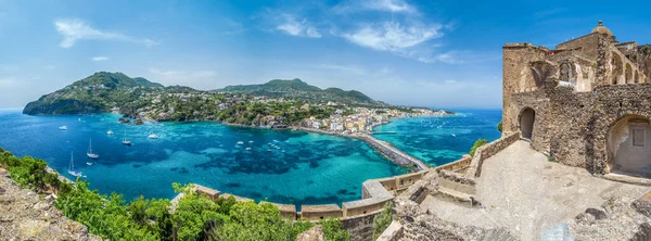 ポルト イスキアとの風景 アラゴネーゼ城の眺め イスキア島 イタリア — ストック写真