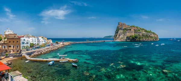 ポルト イスキアとアラゴネーゼ城と風景 イスキア島 イタリア — ストック写真