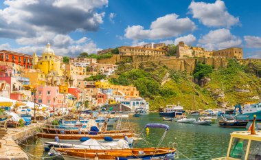 Procida Adası, İtalya 'da renkli evleri olan manzara