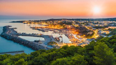 Santa Maria di Leuca şehrinin panoramik manzarası, Salento, Puglia. İtalya.