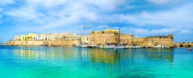 Gelibolu eski kasaba ve liman manzarası, Puglia Bölgesi, Güney İtalya