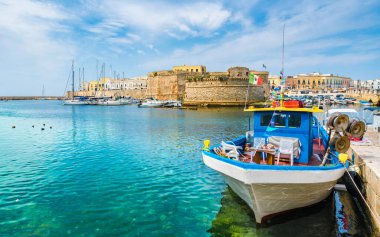 Gelibolu eski kasaba ve liman manzarası, Puglia Bölgesi, Güney İtalya