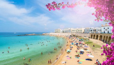 Gelibolu, İtalya - 23 Temmuz 2016: Gelibolu 'nun tarihi merkezi Plajı, Puglia Bölgesi, Güney İtalya