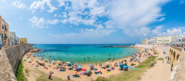 Gelibolu, İtalya - 23 Temmuz 2016: Güney İtalya 'nın Puglia Bölgesi' ndeki tarihi Gelibolu 'nun ana plajının panoramik manzarası