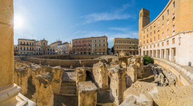 İtalya 'nın güneyindeki Lecce, Puglia bölgesinde antik Roma Amfitiyatrosu 