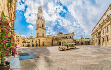 Lecce, İtalya - Piazza del Duomo Meydanı ve Virgin Mary Katedrali, Puglia bölgesi, güney İtalya 