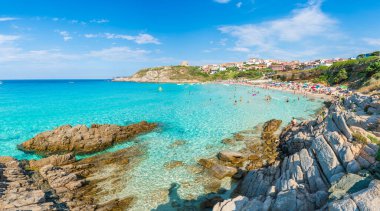 Santa Teresa Gallura, Sardunya Adası, İtalya - 10 Temmuz 2018: Rena Bianca Sahili, Kuzey Sardunya Adası, İtalya