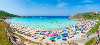 Santa Teresa Gallura, Sardunya Adası, İtalya - 10 Temmuz 2018: Rena Bianca Sahili, Kuzey Sardunya Adası, İtalya