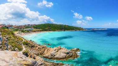 Santa Teresa Gallura ve Rena Bianca plajı ile manzara, Kuzey Sardunya adası, İtalya