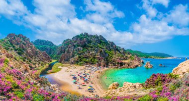 Spiaggia di Li Cossi, Sardinya ile Costa Paradiso 'nun manzarası