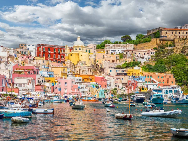 Procida Adası, İtalya 'da renkli evleri olan manzara