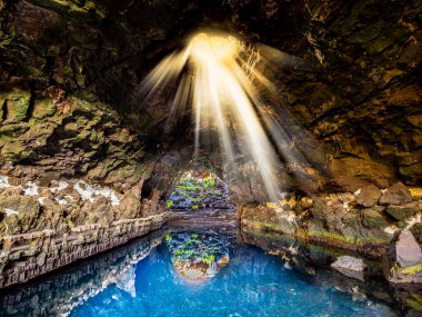 Jameos del Agua Mağarası, doğal mağara ve havuz Lanzarote, Kanarya Adaları 'ndaki Monte Corona yanardağının patlaması sonucu oluşmuştur.