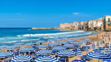 Cefalu, Sicilya - 24 Eylül 2018: Sahil ve ortaçağ Cefalu kasabası, Sicilya Adası, İtalya