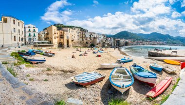 Cefalu, Sicilya - 24 Eylül 2018: Sahil ve ortaçağ Cefalu kasabası, Sicilya Adası, İtalya