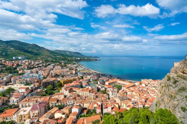İtalya, Sicilya 'daki La Rocca Parkı' ndan Cefalu ve Akdeniz manzaralı.