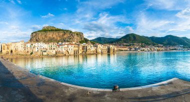 Sahili ve ortaçağ Cefalu kasabası, Sicilya adası, İtalya