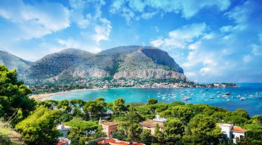 Mondello ve Monte Pellegrino Körfezi manzarası, Palermo, Sicilya Adası, İtalya
