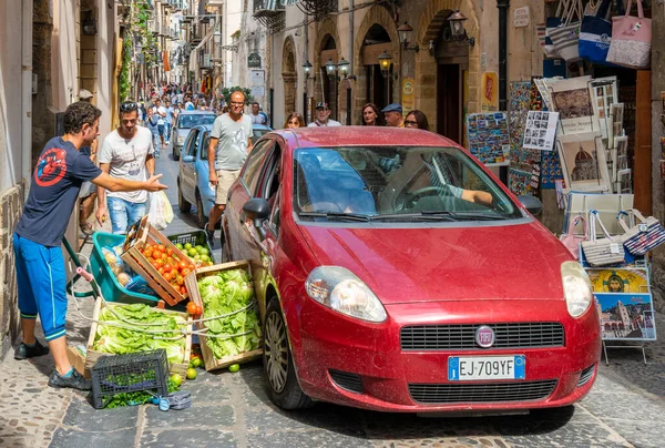 Cefalu Sicile Septembre 2018 Accident Voiture Dans Une Rue Étroite — Photo