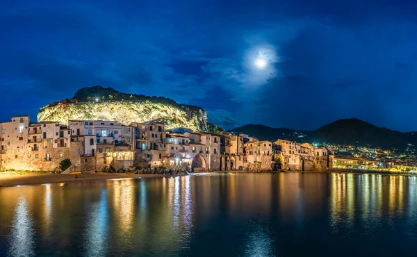 Cefalu 夕暮れ時にシチリア島の中世の村 パレルモ県 イタリア — ストック写真