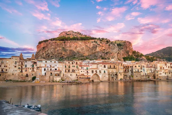 意大利西西里岛带有海滩和中世纪塞法卢镇的景观 — 图库照片