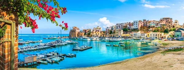 Sicilya 'nın Castellammare del Golfo limanı, İtalya' nın Trapani ilindeki Sicilya adasının inanılmaz kıyı köyü.