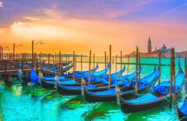 İtalya, Venedik 'teki San Giorgio Maggiore Kilisesi ve Gondolları.