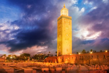 Mavi saatte Koutoubia Camii, Marakeş, Fas
