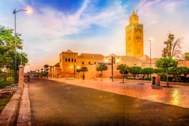 Mavi saatte Koutoubia Camii, Marakeş, Fas
