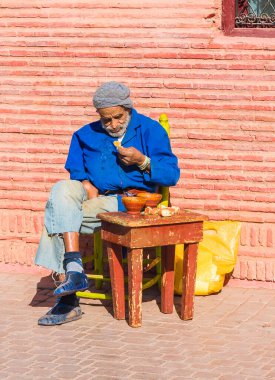 Marakeş, Fas - 13 Kasım 2017: İnsanlar Marakeş 'in Medine semtinde sokakta yemek yiyor 