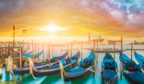 Venedik Talya Gün Batımında San Giorgio Maggiore Kilisesi Gondolas — Stok fotoğraf