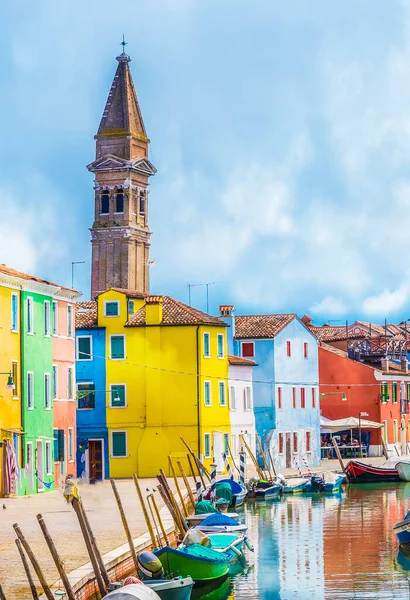 Färgglada Hus Kanal Båt Och Kyrka Den Berömda Burano Venedig — Stockfoto