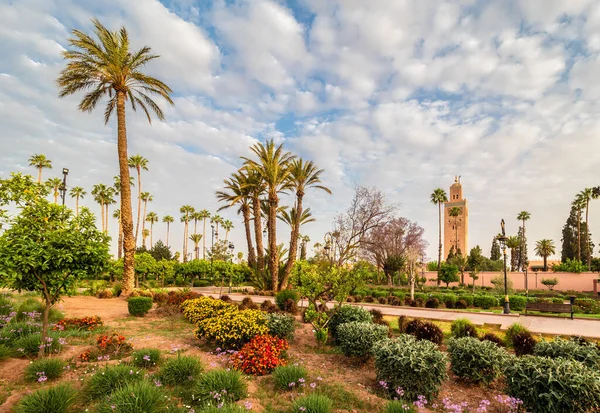 Пейзаж Садом Мечеть Koutoubia Марракеше Марокко — стоковое фото