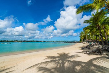 Mauritius Adası, Afrika 'daki Grand Baie köyünde halk plajı.