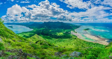 Le Morne Brabant dağının olduğu Mauritius adalarının hava manzarası, Afrika