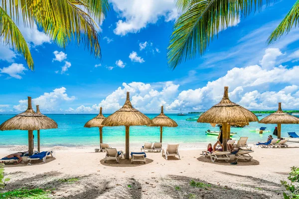 Öffentlicher Strand Mit Liegestühlen Und Sonnenschirmen Insel Mauritius Afrika — Stockfoto